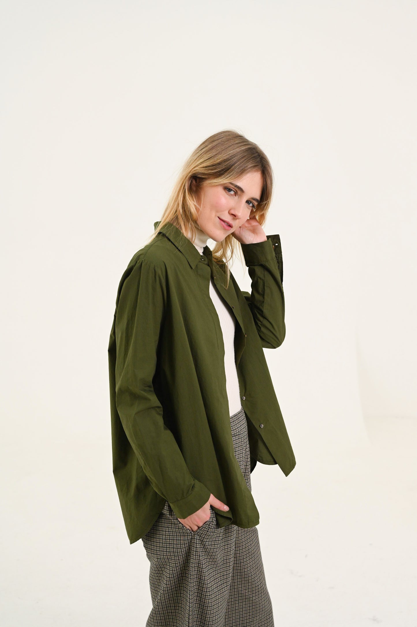 JULIE - KAKI